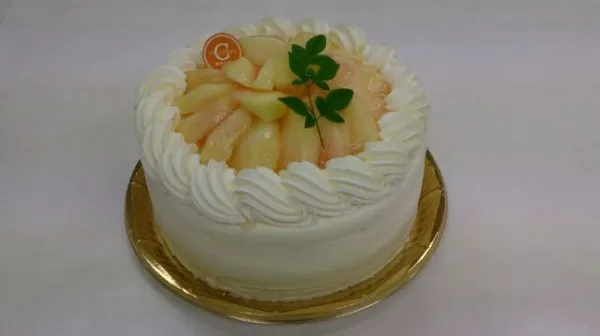 桃のデコレーションケーキ