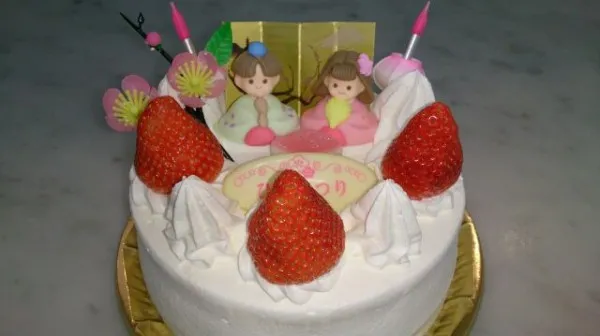 ひなまつり限定ケーキのご予約承り中。